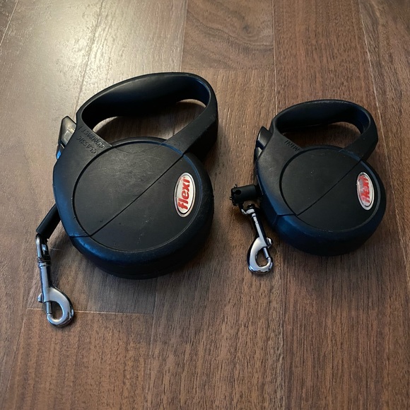 Set of 2 flexi retractable leashes